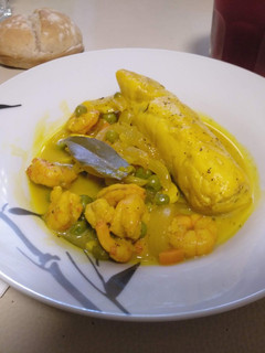 Una foto de Merluza con gambas encebolladas
