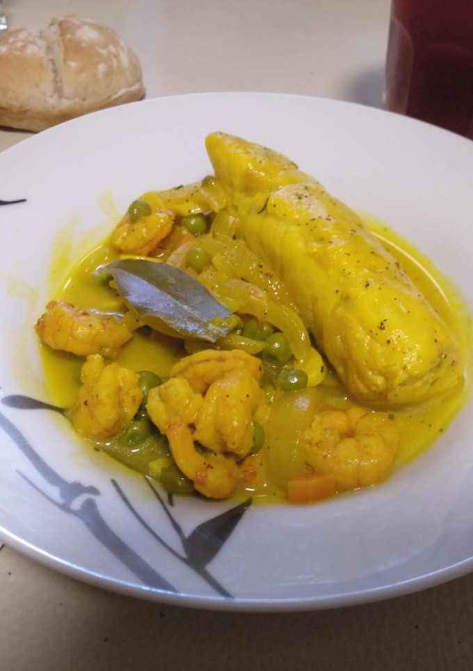 Una foto de Merluza con gambas encebolladas