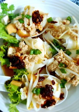 รูปของ ก๋วยเตี๋ยวหลอดทรงเครื่องเสิร์ฟแบบเป็นคำๆ