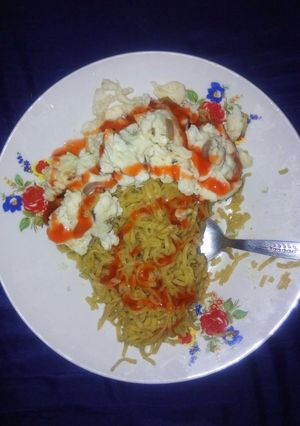 A picture of Noddles with eggs.