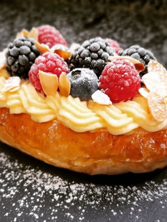 Una foto de Brioche con crema y frutas del bosque