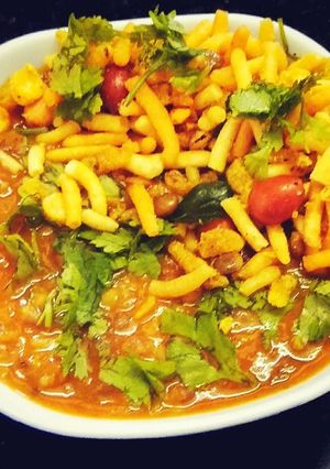 स्प्राउटेड मिस्साल (Sprouted misal recipe in hindi) रेसिपी मुख्य फोटो