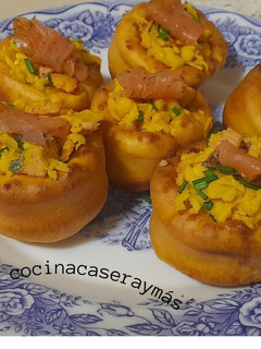 Una foto de Yorkshire pudin relleno de salmón