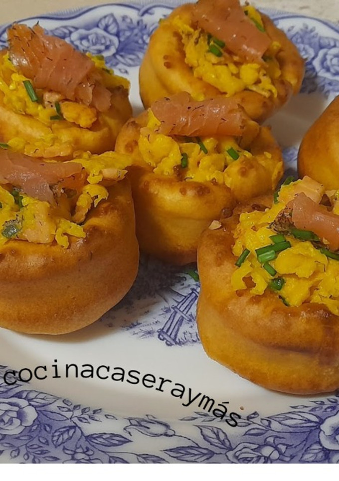 Una foto de Yorkshire pudin relleno de salmón