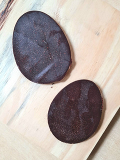 Una foto de Figuras de chocolate huevos de Pascua sin azúcar 🥚(requiere congelador) con stevia natural