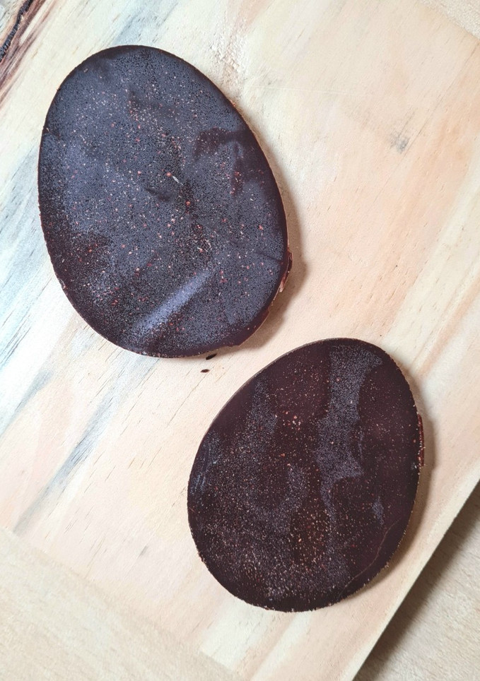 Una foto de Figuras de chocolate huevos de Pascua sin azúcar 🥚(requiere congelador) con stevia natural