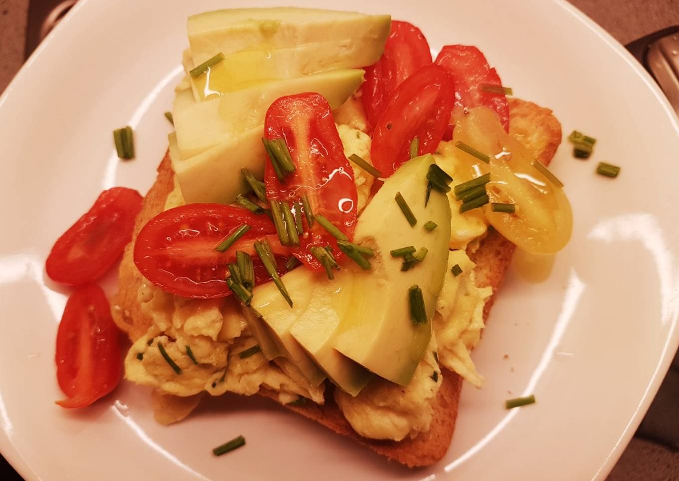 Tostada con huevos Revueltos y Aguacate