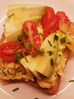 Foto principal de Tostada con huevos Revueltos y Aguacate
