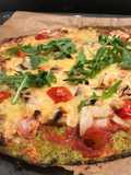 Keto Pizza mit Brokkoli-Käseboden & Cheesedip