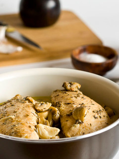 Una foto de Solomillos de pavo con salsa de ajo, champiñones y tomillo