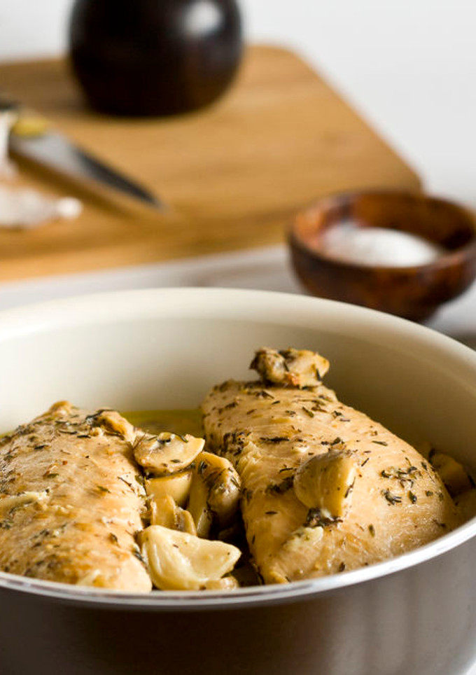 Una foto de Solomillos de pavo con salsa de ajo, champiñones y tomillo