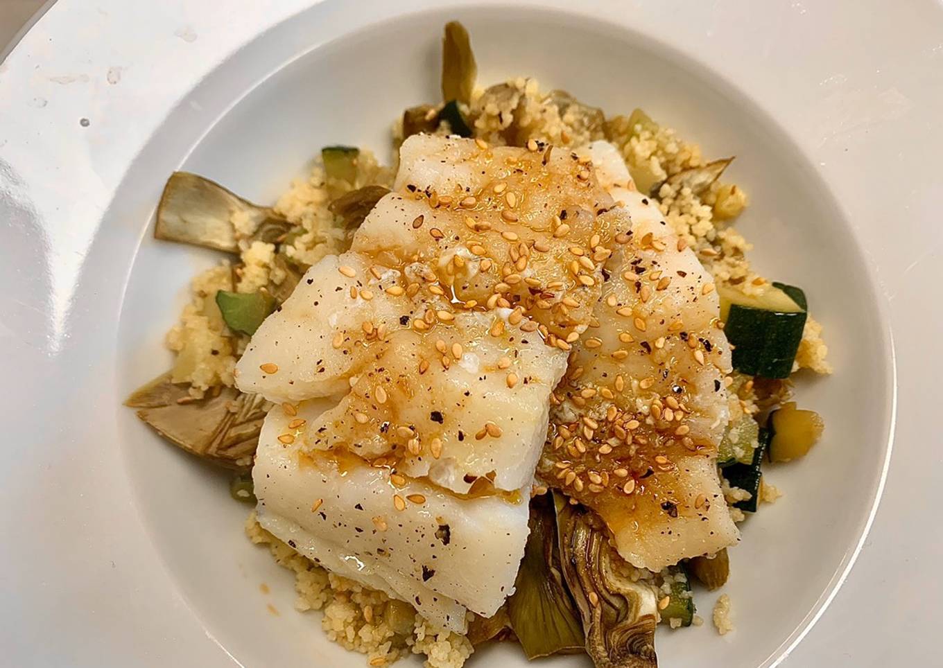 Bacalao sobre tabulé de alcachofas y calabacín en Lékué