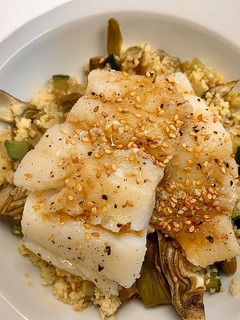 Una foto de Bacalao sobre tabulé de alcachofas y calabacín en Lékué
