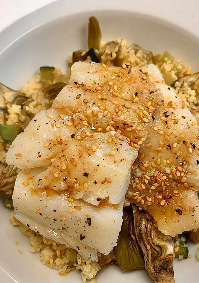 Una foto de Bacalao sobre tabulé de alcachofas y calabacín en Lékué