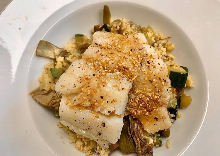 Bacalao sobre tabulé de alcachofas y calabacín en Lékué