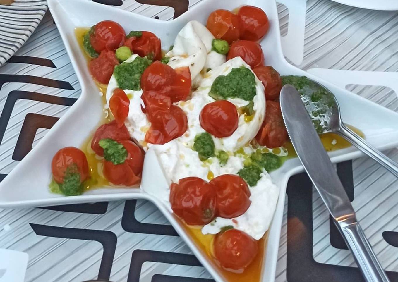 Tomates Cherry confitados con burrata y pesto