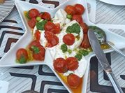 Una foto de burrata con pesto