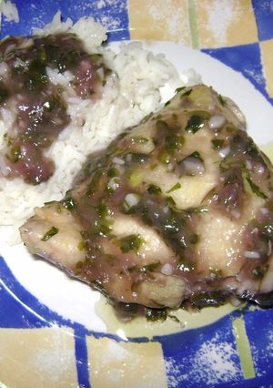 Una foto de Pollo al ajillo y vino tinto