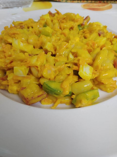Una foto de Ensalada fría de alubias con salsa de yogurt y curry