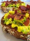 Tostada de aguacate y crujiente de jamón