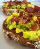 Tostada de aguacate y crujiente de jamón