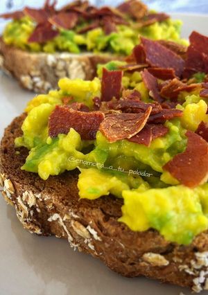 Una foto de Tostada de aguacate y crujiente de jamón