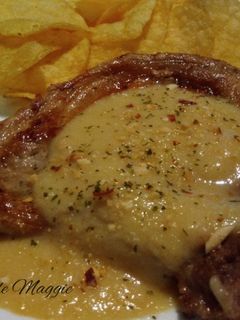 Una foto de Chuletas de cerdo con salsa de pera picante y almendras