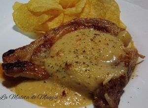 Foto principal de Chuletas de cerdo con salsa de pera picante y almendras