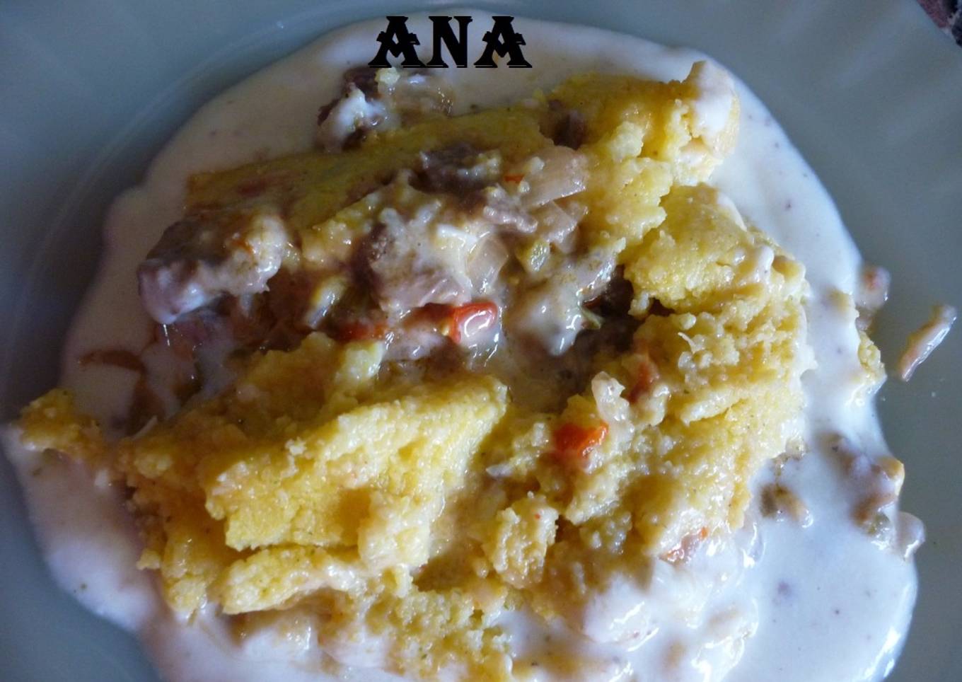 Budín de polenta relleno de carne picada