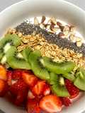 Bowl saludable de Yogurt con Fresas, kiwi, granola y almendras
