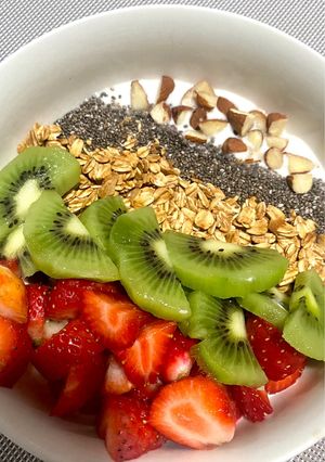 Una foto de Bowl saludable de Yogurt con Fresas, kiwi, granola y almendras