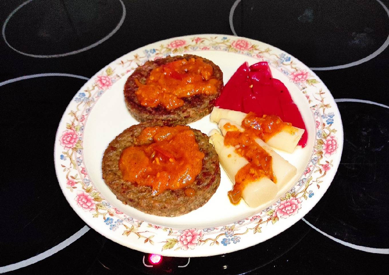 Hamburguesas de berenjena, pimientos piquillo y espárragos