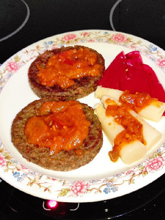 Una foto de Hamburguesas de berenjena, pimientos piquillo y espárragos