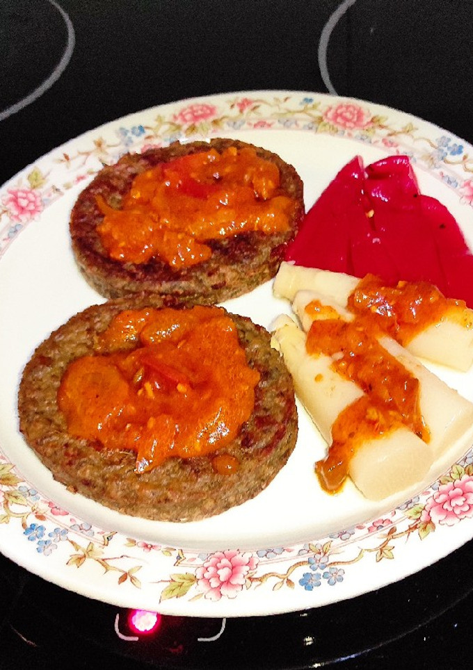Una foto de Hamburguesas de berenjena, pimientos piquillo y espárragos