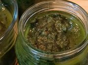 Una foto di pesto basilico