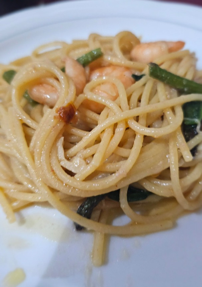 Una foto de Espaguetis con verduras y ajos