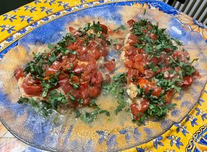 Une photo de Filets de dorade sébaste aux tomates, ail et coriandre fraîche