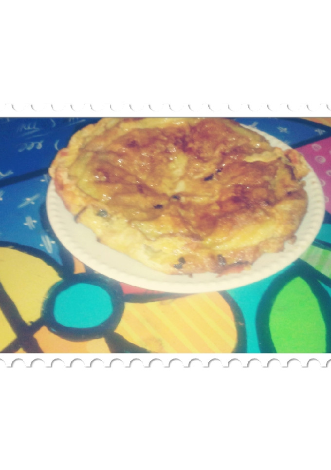 Una foto de Tortilla con tomate y cebolla