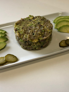 Una foto de Tartar de arenque con aguacate