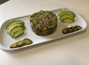 Una foto de Tartar de arenque con aguacate
