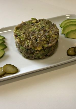Una foto de Tartar de arenque con aguacate