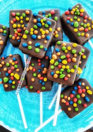 Una foto de Paletas de galletitas divertidas
