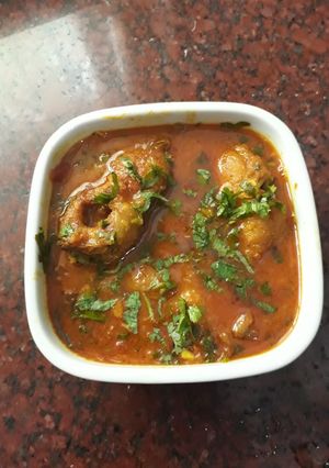 A picture of Shol fish curry (shol kaliya).