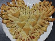 Una foto di pasta sfoglia con mortadella