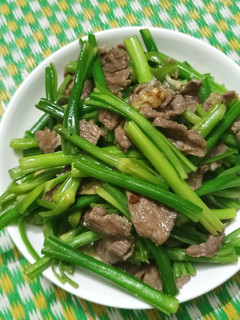 Hình của món Thịt bò xào ngồng tỏi.