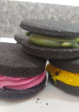 Una foto de Alfajor oreo reversionado
