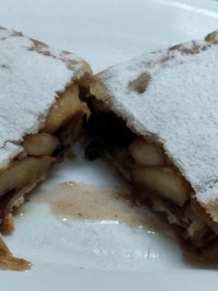 Una foto de Algún tipo de postre con manzanas y pasas