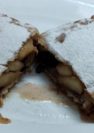 Una foto de Algún tipo de postre con manzanas y pasas