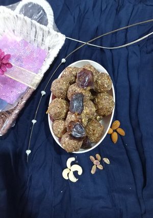 ખજૂર ડ્રાયફ્રુટ લાડુ (Khajoor Dryfruit Ladoo Recipe In Gujarati) રેસીપી મુખ્ય ફોટો
