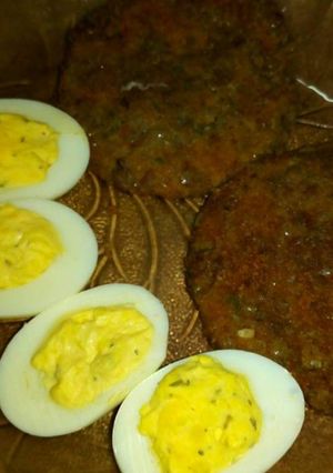 Una foto de Huevos rellenos con hamburguesas de lentejas 🌈